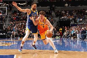 单季20分且三项命中率至少50/40/100%场数：库里前2 克尼佩尔第3