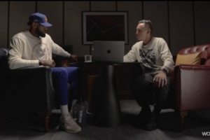 詹姆斯：只要辅助手伸直了推开对手就是进攻犯规 可以用肩膀对抗