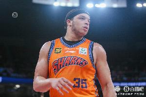 予取予求！洛夫顿半场14分钟11中8砍20分4篮板 但也有5次失误