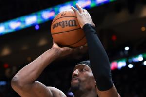 太猛了！阿德巴约半场狂轰43分 比个人此前单场得分纪录还高2分