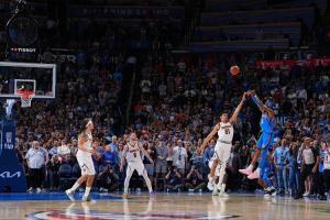 绝杀掘金️亚历山大横撤步高难度后躺三分一锤定音 这球真横