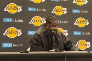 惜字如金！艾顿参加赛后发布会接受采访 三句话回答记者三个问题