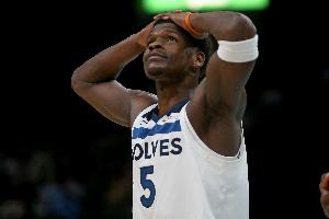 铁麻了！爱德华兹打满首节8中1&三分5中0仅拿3分1篮板