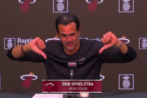 记者：问个无关阿德巴约的问题 斯波：你真扫兴 跟今天的裁判一样