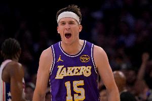 强势反弹！里夫斯第三节6中5独得16分 上半场仅2分