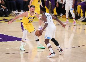 都铁哥们！湖人首节三分球11中0&森林狼12中1 兰德尔命中唯一进球