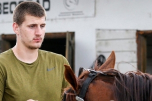 约基奇谈超级顶薪续约后的第一笔消费：一匹马 还了丰田车的车贷