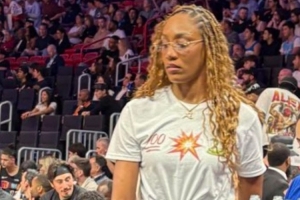 声援男友！阿贾·威尔逊穿趣味T恤：张伯伦、阿德巴约、科比