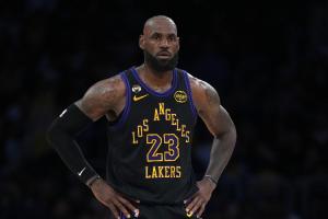 不抢戏！詹姆斯复出高效贡献18分7板7助2断1帽