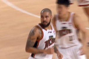 一己之力！摩尔36分钟25中14砍下34分5板3助1断 前三节几乎不休