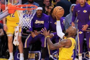 艾顿：优秀球员适配任何体系 这就是詹姆斯所做的 他完美融入球队