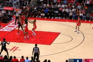 你俩有仇啊！锡安篮下暴起左手残暴大帽伊森 球击地弹到外线