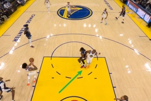 没大碍！爱德华兹和霍福德抢篮板时被后者踩到脚踝 手捂着不舒服