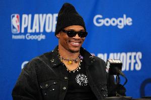 赠昂贵手链+请吃饭+送衣服自己却坐经济舱！威少：少花300同时到