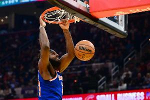 活力十足！米切尔·罗宾逊疯抢22个篮板 10中6拿到12分