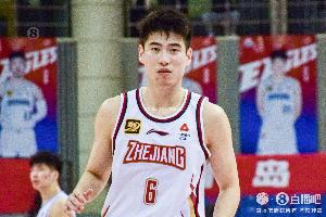 外线开火！程帅澎半场三分6投3中 得到11分1篮板2助攻