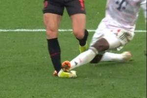 太狠了！杰克逊蹬踏对手脚踝致大幅度变形，裁判回看将其直红罚下