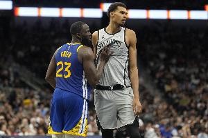 追梦：都不想说文班是“人” 他就是超凡脱俗的存在&场上他一顶四