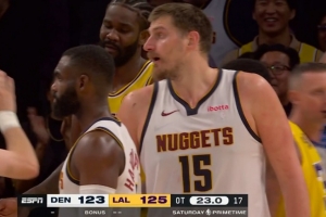 防守建功！艾顿滴水不漏贴防约基奇 大帽扇飞后者上篮