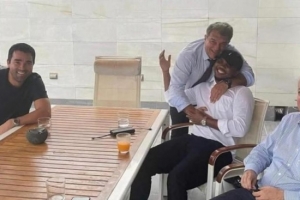 埃托奥支持拉波尔塔竞选巴萨主席：投他一票！他激励了整整一代人