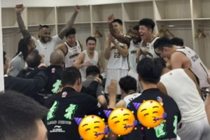 王岚嵚晒辽篮在更衣室的疯狂庆祝照：这是团队的力量