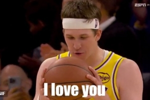 这是真爱里夫斯1+2扳平比分之后对着篮球说：I Love You！