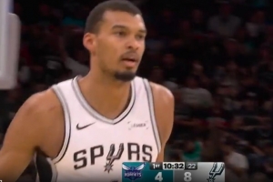 就是自信！文班亚马三分线外接球干拔 首次出手就命中！