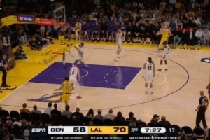 终于硬气一把！里夫斯随手一抛 艾顿单手指天后空接暴扣！