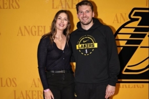 跨界联动！网坛名宿莎拉波娃和东契奇合影留念