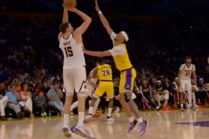 士气大振！约基奇弧顶开炮 三分命中并造海斯犯规加罚也有