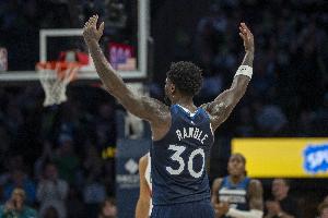 兰德尔：我们防守其实不错 但开局给了对手太多二次进攻机会