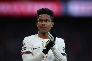 记者:埃斯特旺、科尔维尔、埃苏戈参与切尔西训练 吉滕斯未在其中