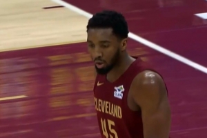 确实厉害！施罗德不停球传球 米切尔不沉球三分压哨空心命中！