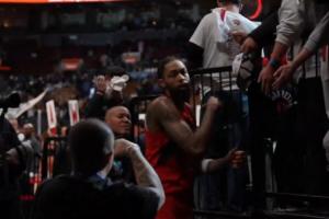 哥们你有点重口啊……球迷拿到莺歌的原味毛巾 猛吸了几大口