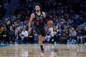 球进灯亮！坎宁安持球晃动 骑马射箭漂移三分压哨命中