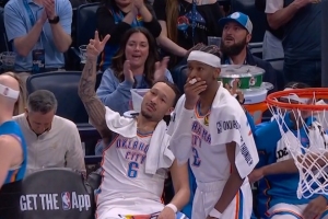 表情包+1！哈滕弧顶挡拆下蛋助麦凯恩命中三分 鸭梨场边捂嘴惊叹