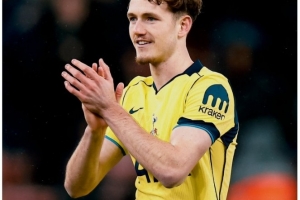 热刺19岁后卫罗斯韦尔替补登场迎首秀，球队官推晒照送祝贺