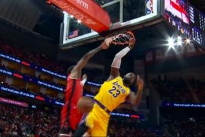 小里长传 詹姆斯快攻接球双手炸扣 随后怒瞪小贾巴里！