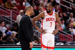 张佳玮：火箭缺卫没空间 杜兰特挨夹击是老毛病 雷迪克技高一筹