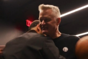 教练生涯600胜！库里在更衣室击地助攻 给科尔送上比赛用球