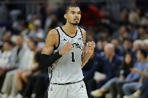 探囊取物！卡斯尔再送抛传 文班顺下起飞空接打中