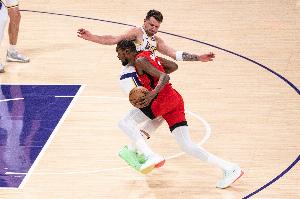 湖媒：杜兰特面对湖人的包夹毫无对策 看来他确实不是东契奇