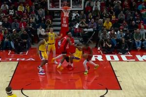 阿门抢篮板下落时直接给了詹姆斯一巴掌 裁判没有吹罚！