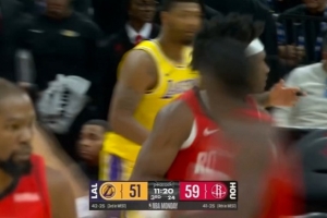 飞天遁地！阿门接球冲击内线 滞空拉开躲开防守高难度上篮打中