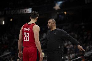 申京还有其他伤病吗？乌度卡：背部目前是主要问题也是缺阵原因