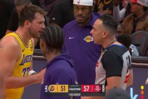 操碎了心！东契奇找裁判理论 范德彪一路盯防+随时准备介入