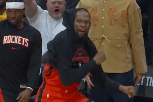 比自己扣了还兴奋！谢泼德双手暴扣 替补席的杜兰特跳进场内庆祝