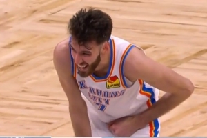 看着就疼！小卡特突破时膝盖顶到小切特 裁判无吹罚&切特回更衣室