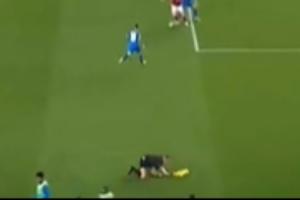 谁干的边裁跑动时撞上在边线热身的药厂替补，狼狈摔到场内