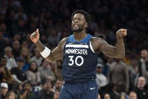 今天带队！兰德尔17中10拿全队最高32分7板2助2断 6失误5犯规略多